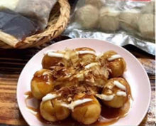 Load image into Gallery viewer, Takoyaki 20pcs with Sauce and Bonito Flakes
